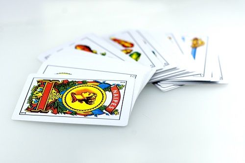 El solitario juega con la baraja espanola